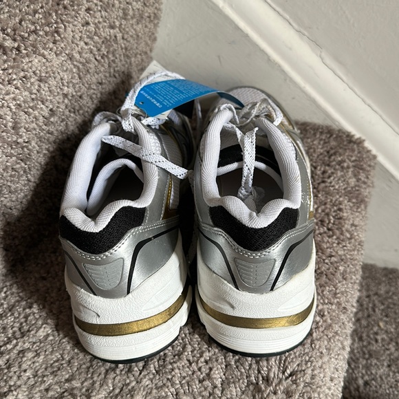 My dad bought this last year when he was in Korea but his feet got bigger. - Picture 1 of 4